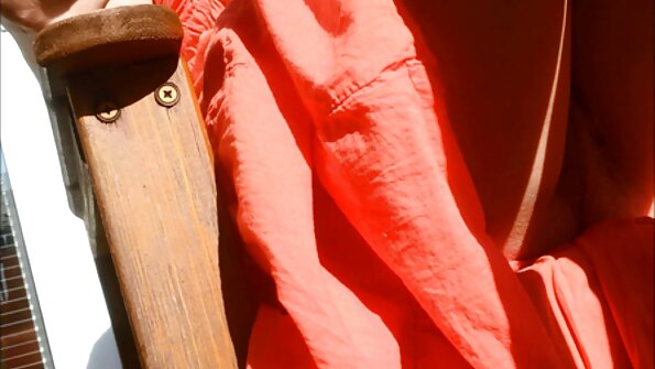 সানি একটি শ্যামাঙ্গিনী যে তার ফ্যাকাশে শরীর ঠুং পেতে সেক্স ভিডিও দেখার উপায় পছন্দ করে